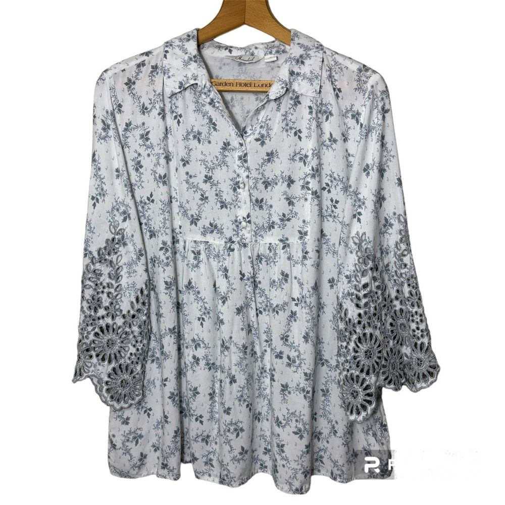 Cafe Marrakesh blouse with cut out eyelet sleeves. 5 button front. Women’s M